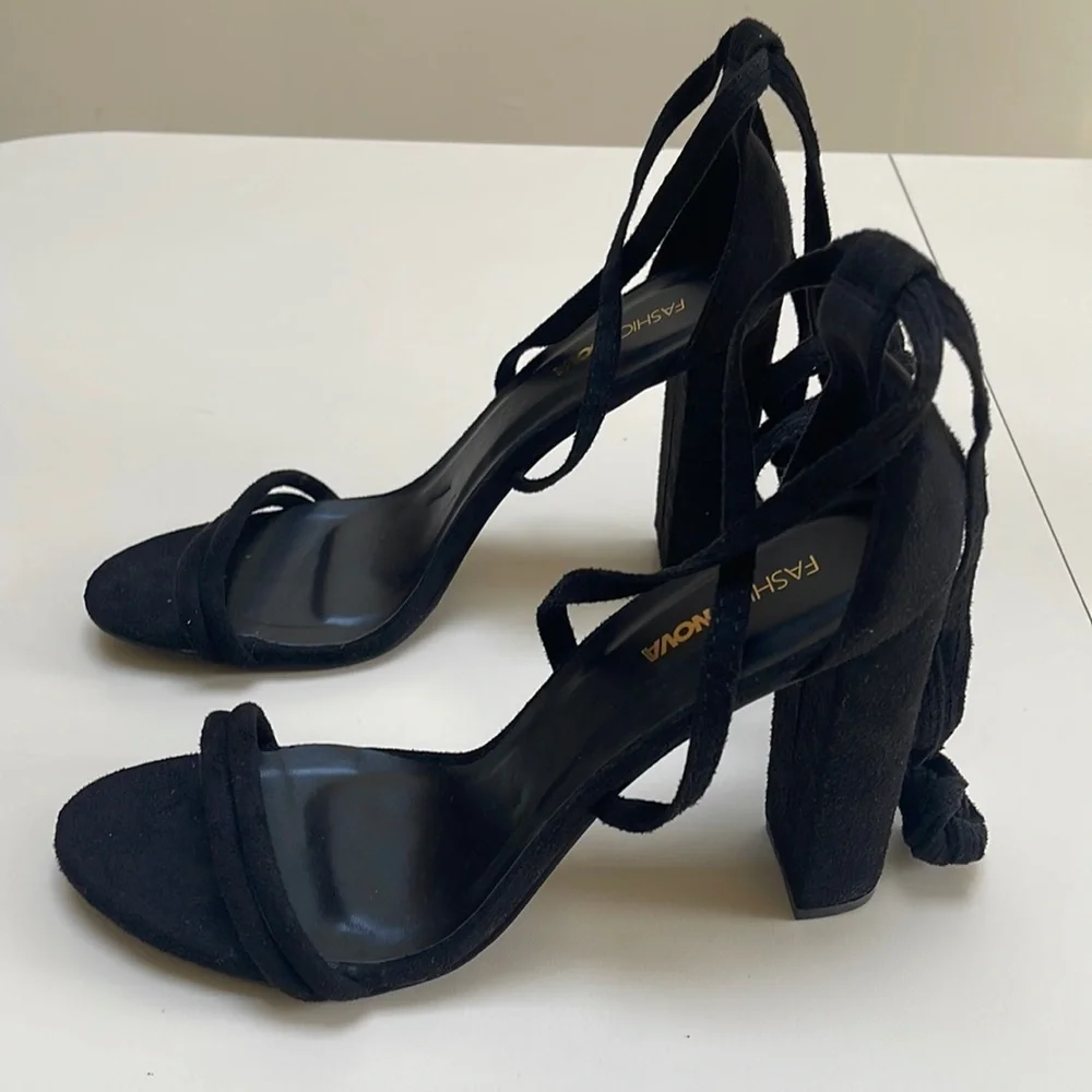 💜🤑 FASHION NOVA Whitney velvet Heels Size 10
